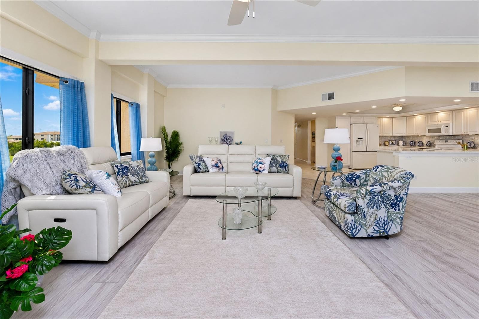 LIGHT AND BRIGHT WITH HIGH CEILINGS! - 1601 PARK BEACH CIR #136/18, PUNTA GORDA