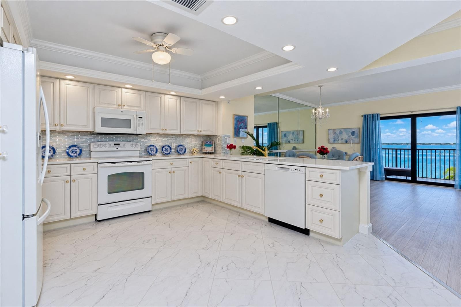 NICELY APPOINTED KITCHEN - 1601 PARK BEACH CIR #136/18, PUNTA GORDA