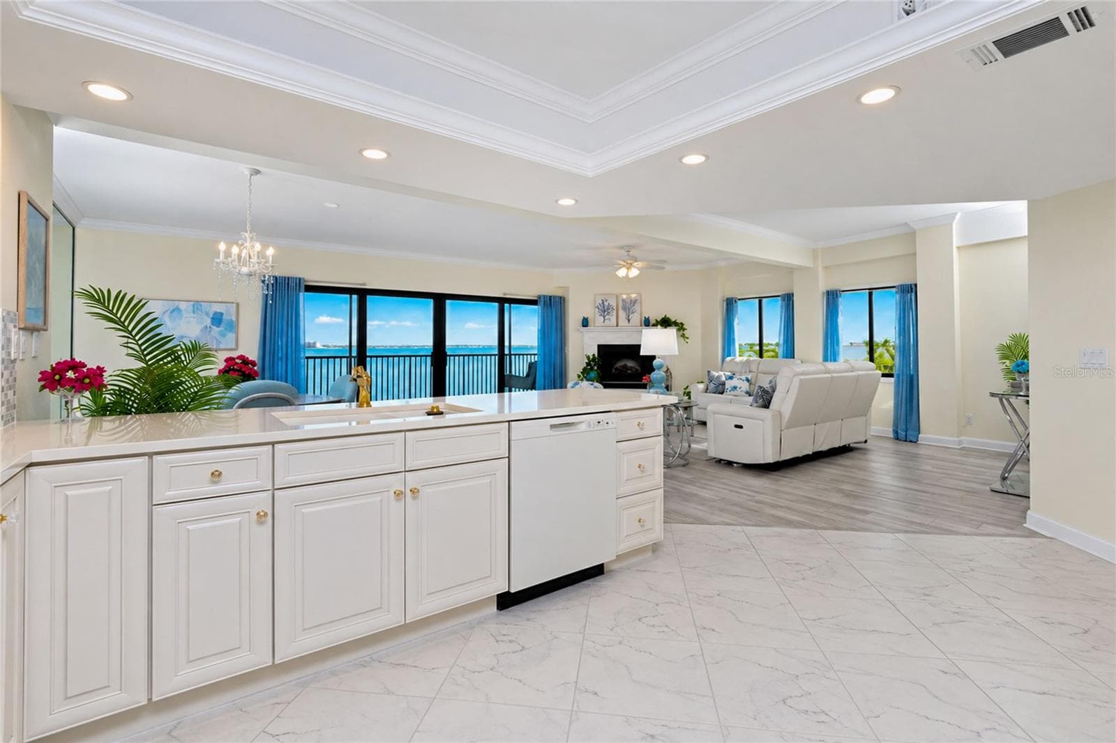 MINGLE WITH YOUR GUESTS WHILE IN THE KITCHEN! - 1601 PARK BEACH CIR #136/18, PUNTA GORDA