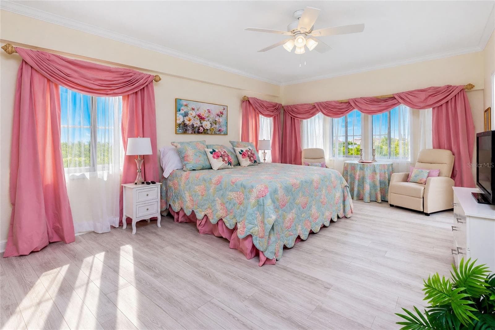 SPACIOUS PRIMARY BEDROOM - 1601 PARK BEACH CIR #136/18, PUNTA GORDA