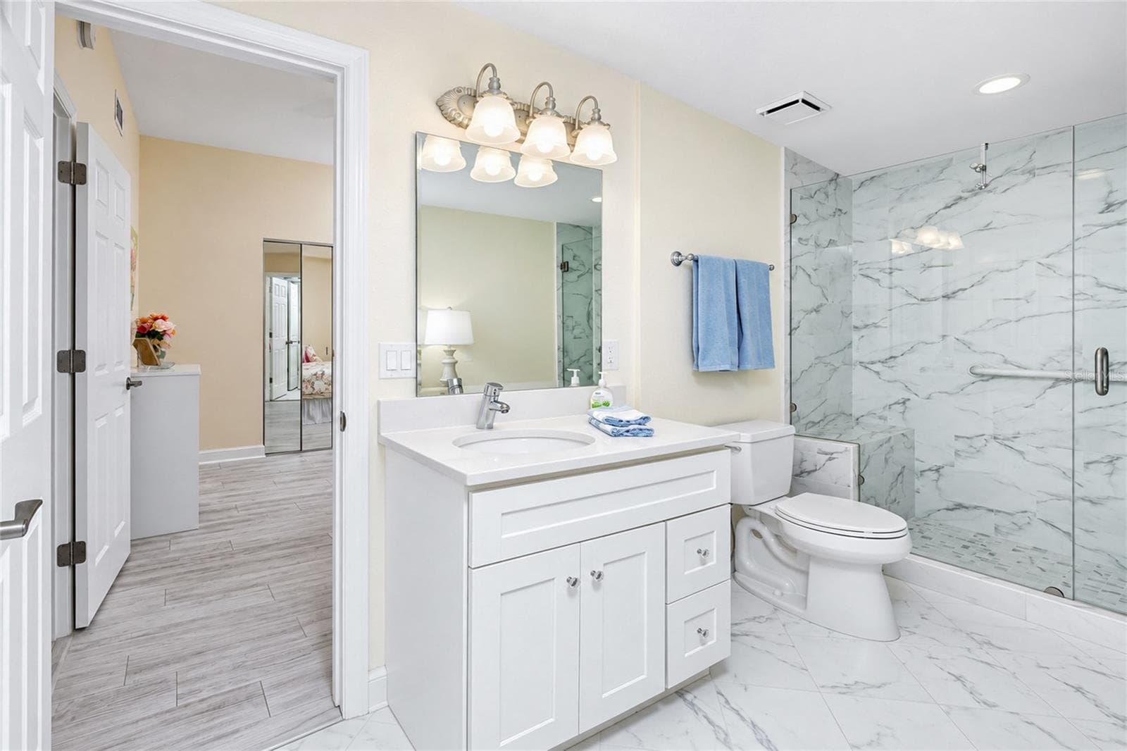 JACK & JILL BATH SERVICES THE 2 LARGE GUEST BEDROOMS - 1601 PARK BEACH CIR #136/18, PUNTA GORDA