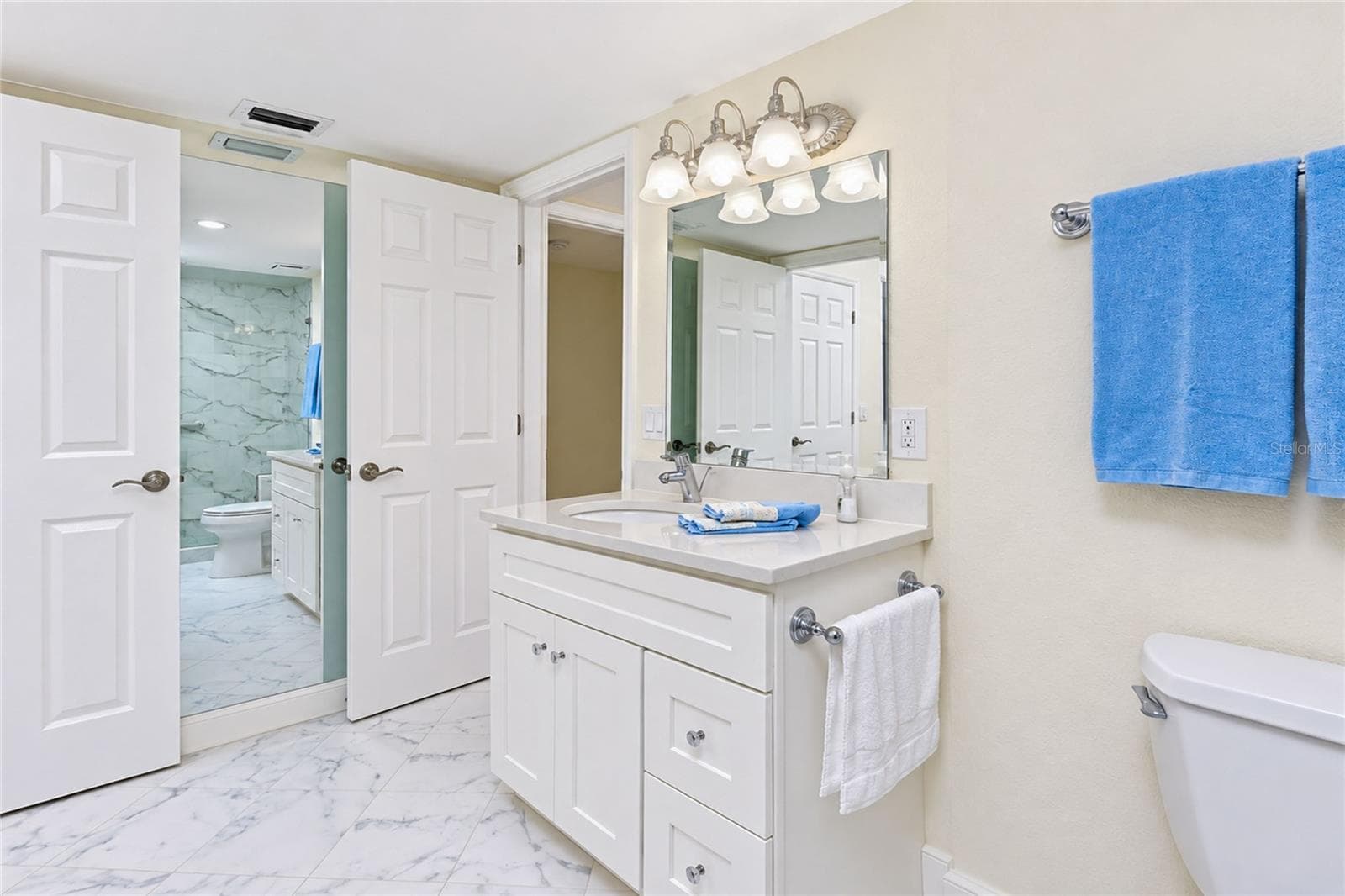 ENTRIES FROM BOTH GUEST BEDROOMS TO THE JACK & JILL BATH - 1601 PARK BEACH CIR #136/18, PUNTA GORDA