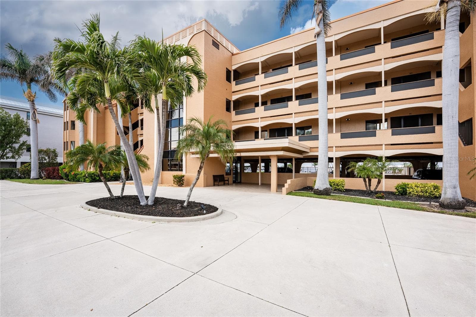 VERY NICELY MAINTAINED BUILDING - 1601 PARK BEACH CIR #136/18, PUNTA GORDA