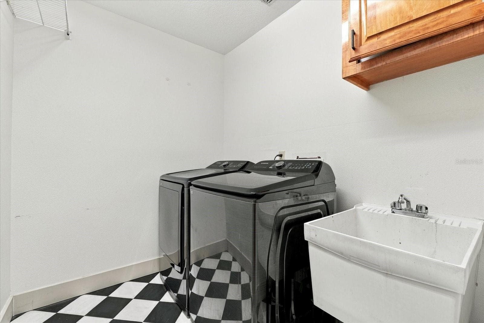 In Home Laundry & Utility Room - 1515 MIDNIGHT PASS WAY, CLEARWATER