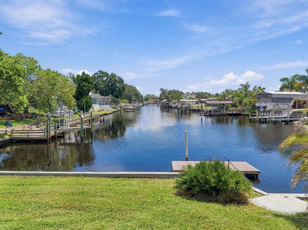 Single Family Residence at 10744 DRUMMOND RD, TAMPA, photo 6 of 73