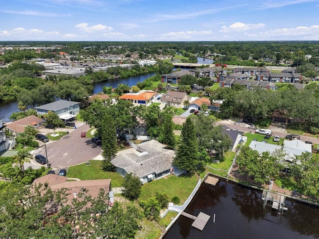 Single Family Residence at 10744 DRUMMOND RD, TAMPA, photo 14 of 73