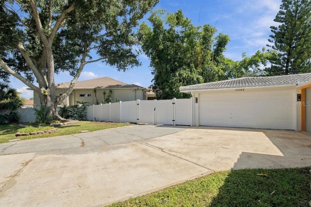 Single Family Residence at 10744 DRUMMOND RD, TAMPA, photo 64 of 73