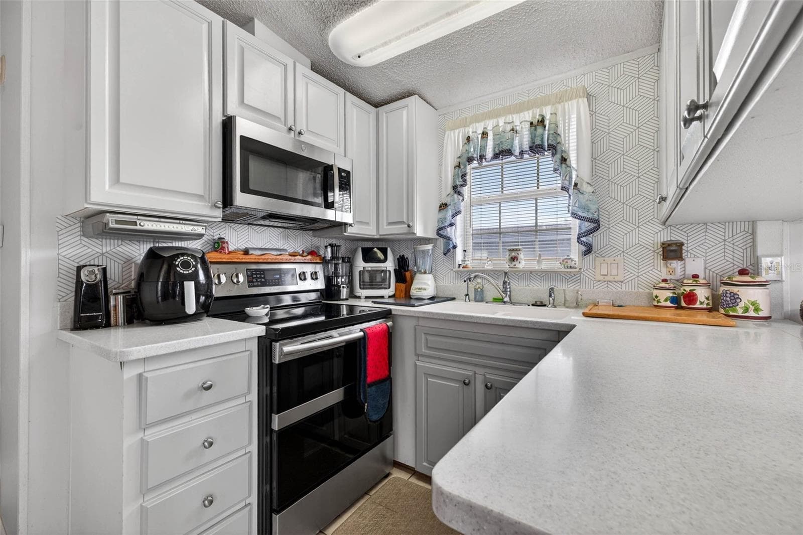 Manufactured Home at 35051 CONDOMINIUM BLVD, ZEPHYRHILLS, photo 9 of 37
