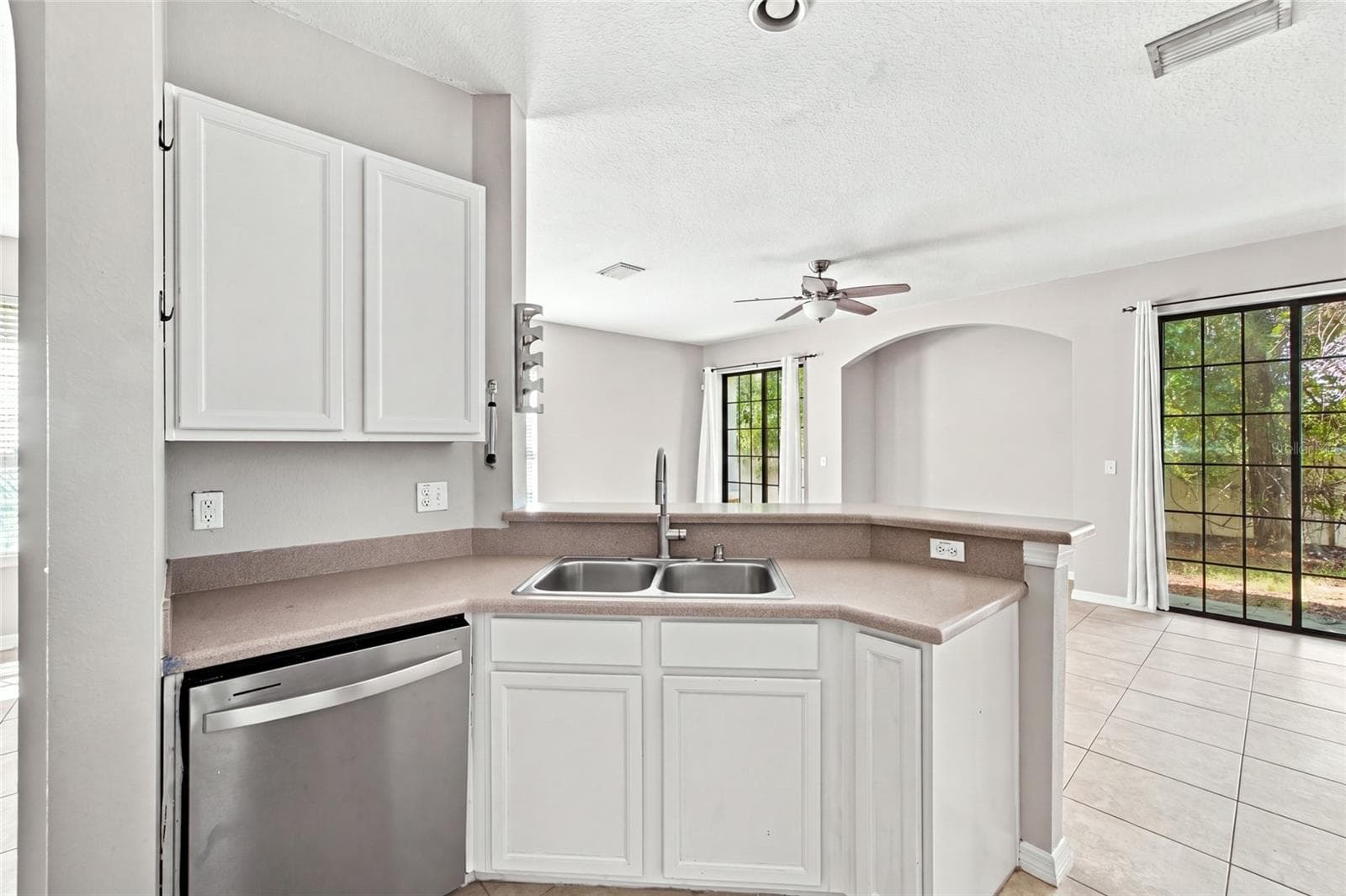 Townhouse at 5519 KINGLETHILL DR, LITHIA, photo 4 of 41