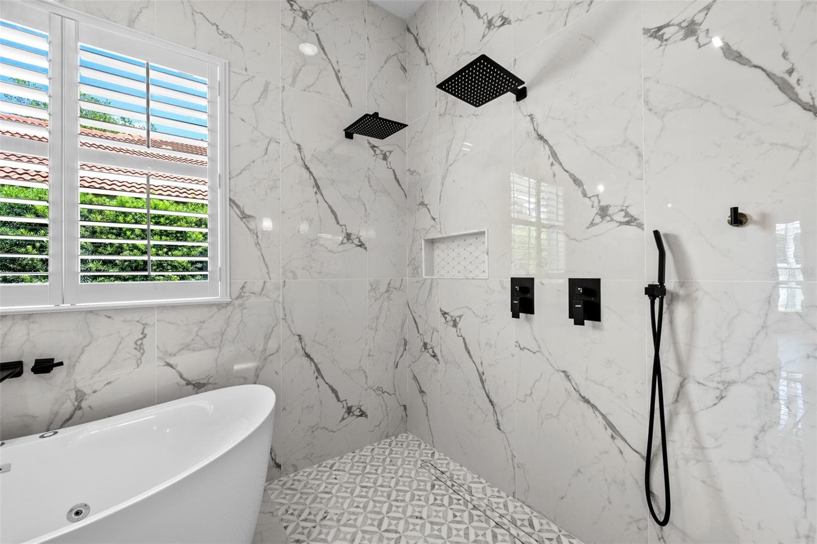 Dual black rain showerheads, wall niche, and marble-look wall tile. - 1921 FLORESTA VIEW DR, TAMPA