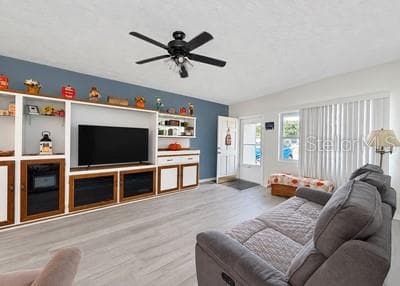 Living room - 254 WERTZ DR, LARGO
