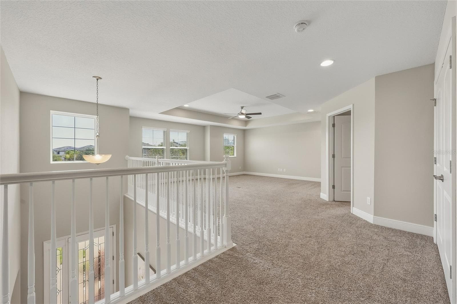 Expansive upstairs loft/bonus room-ideal for a media room, game room or additional living area - 10702 PLEASANT KNOLL DR, TAMPA