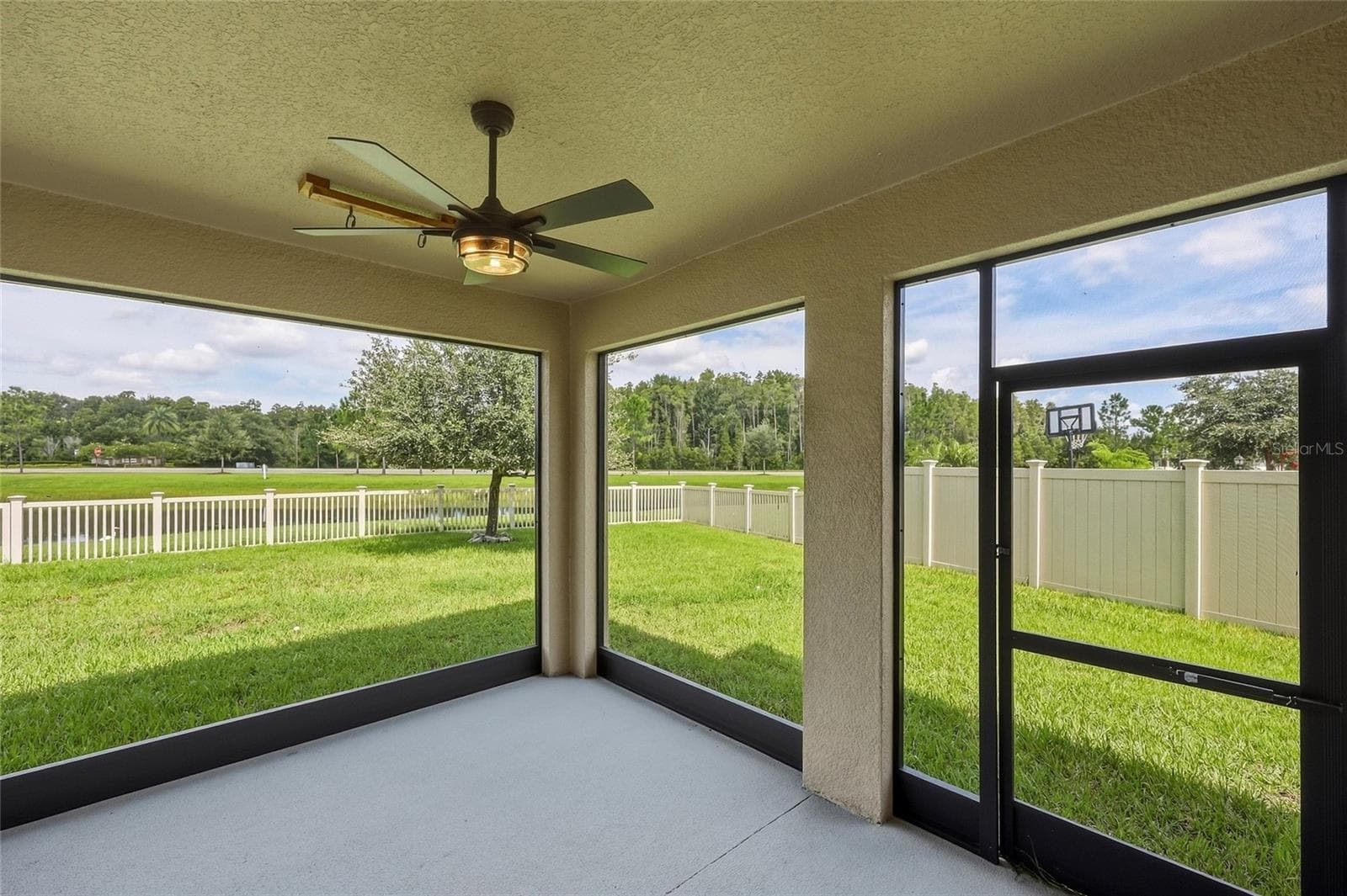Covered and screened lanai - 10702 PLEASANT KNOLL DR, TAMPA