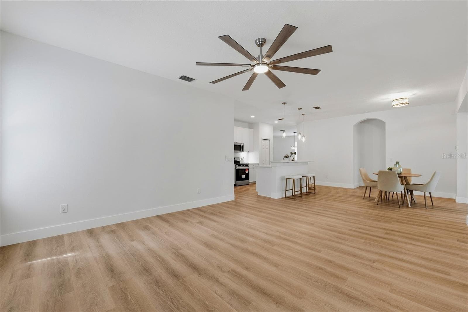 Single Family Residence at 2927 MINUTEMAN LN, BRANDON, photo 17 of 63