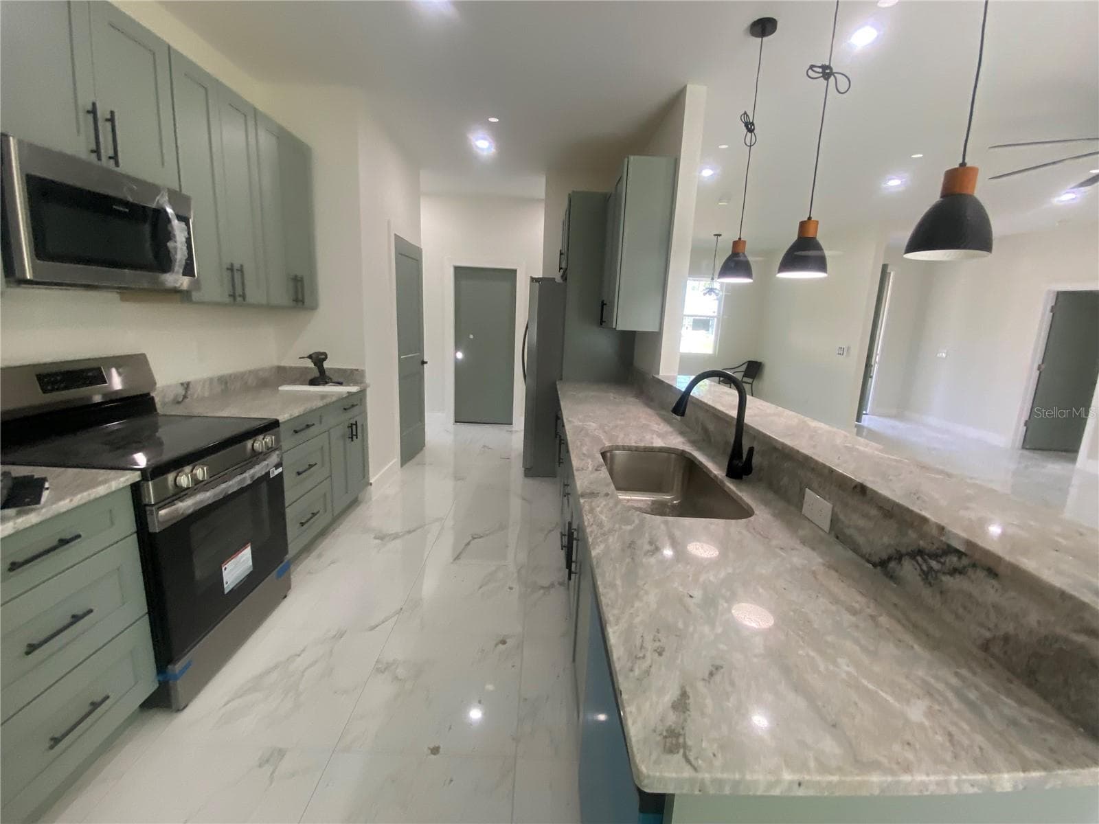 granite counter tops - 410 CITROEN DR, SEBRING