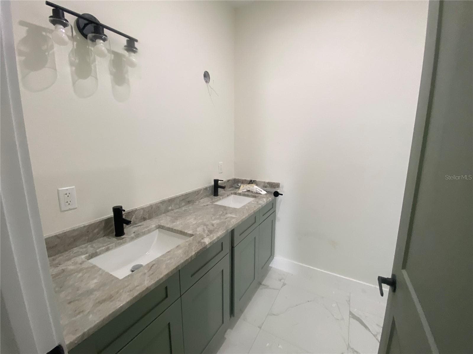 primary bath double granite vanity tops - 410 CITROEN DR, SEBRING
