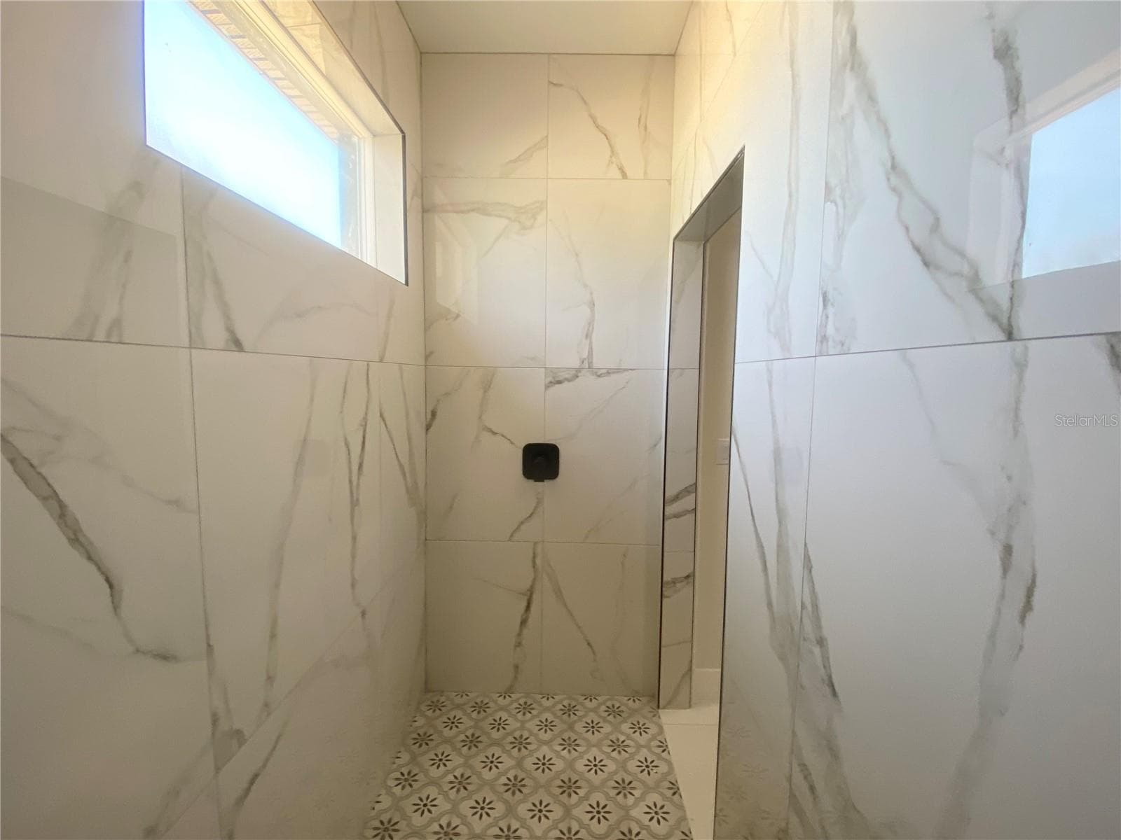 primary walk in shower - 410 CITROEN DR, SEBRING