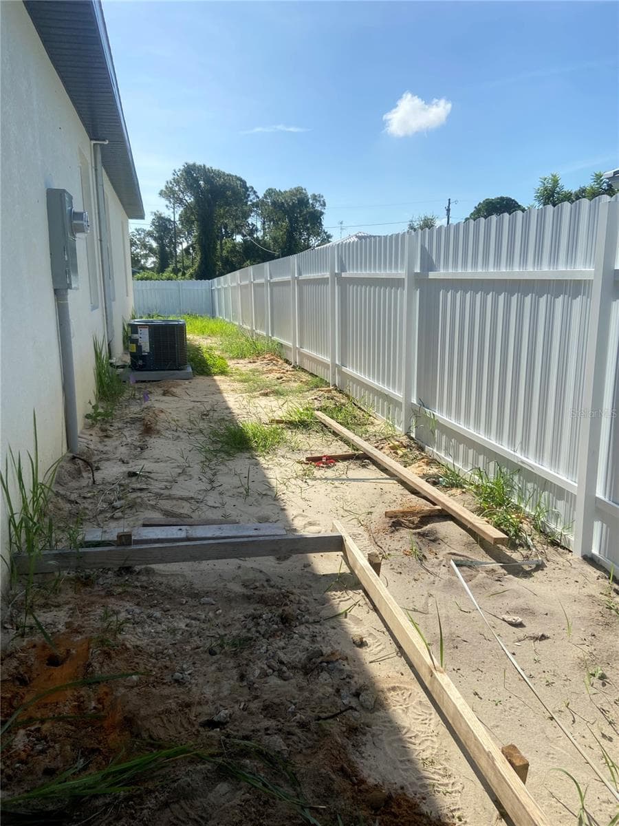 side fenced - 410 CITROEN DR, SEBRING