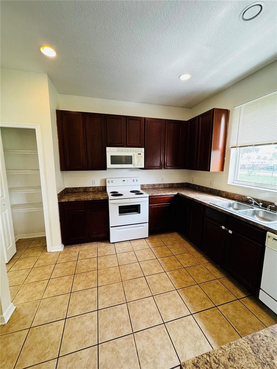 Single Family Residence at 890 MCINNIS CT, KISSIMMEE, photo 4 of 30