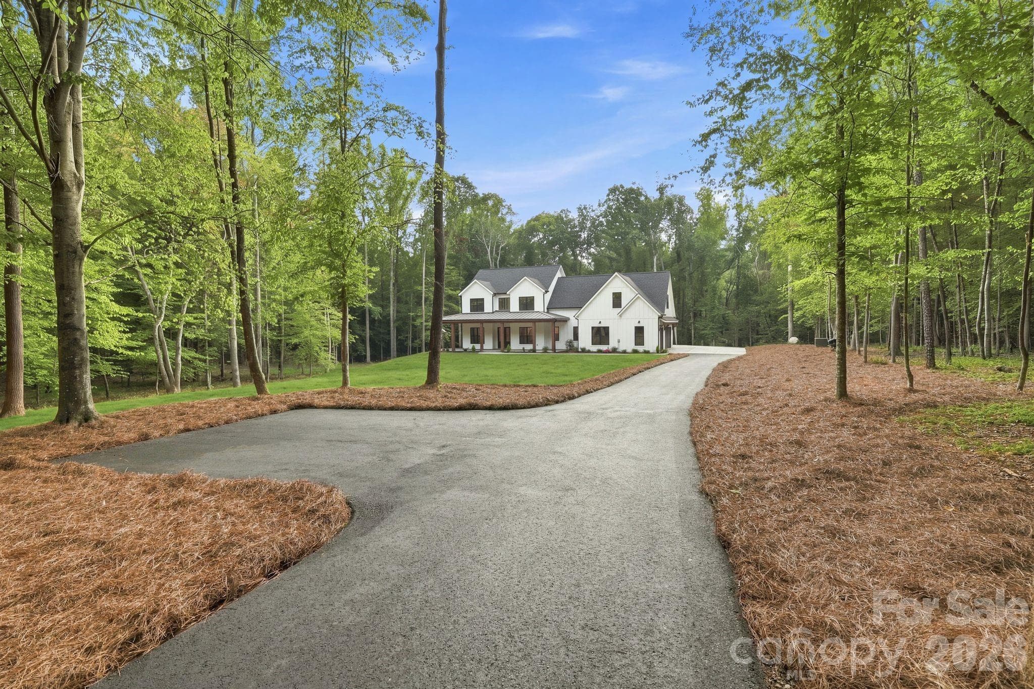 Driveway with two parking spots/turn around. - 3515 Capricorn Road, Lancaster