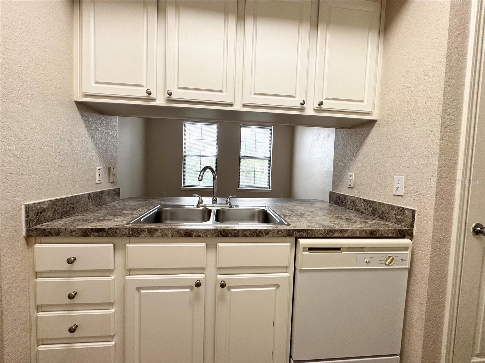 Kitchen overlooking the living room - 911 N ORANGE AVE #445, ORLANDO