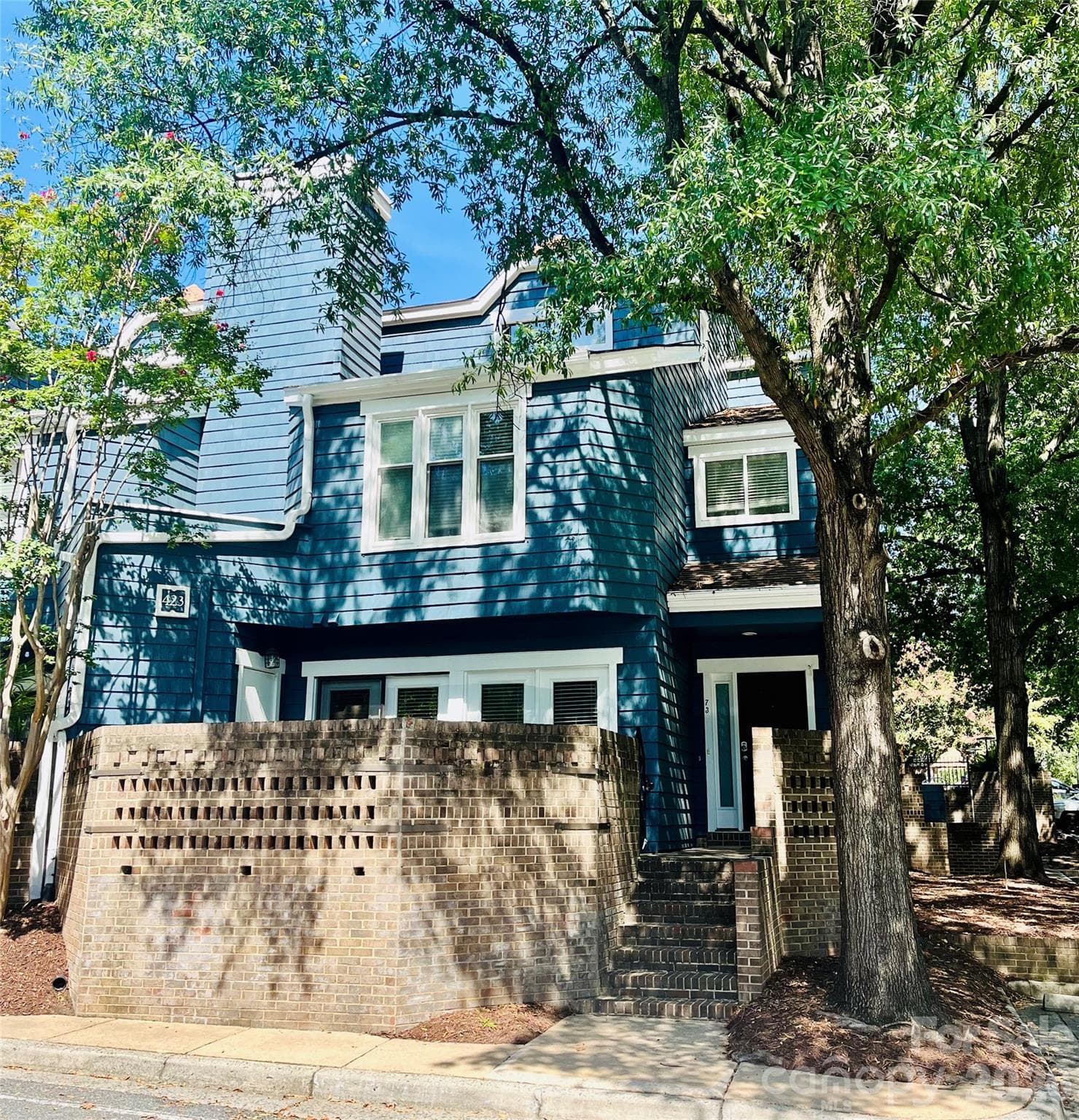 423 W 8th Street