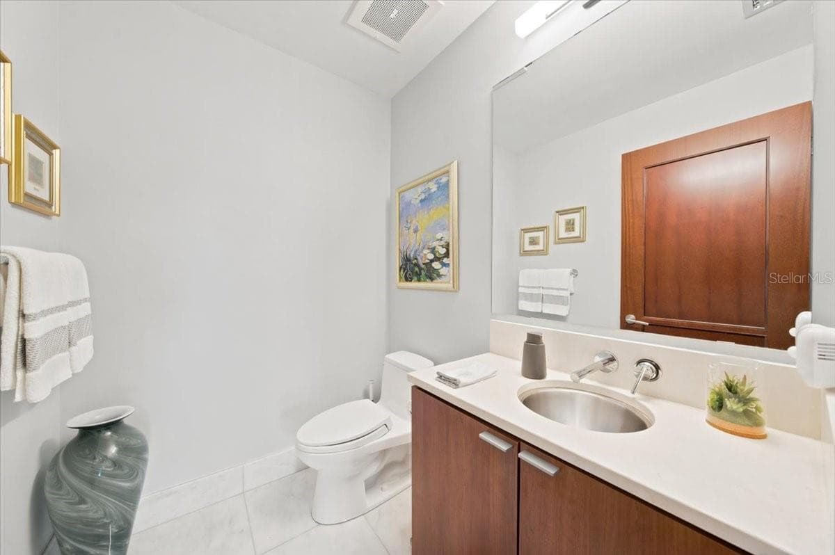 Half-bathroom - 111 N 12TH ST #1704, TAMPA