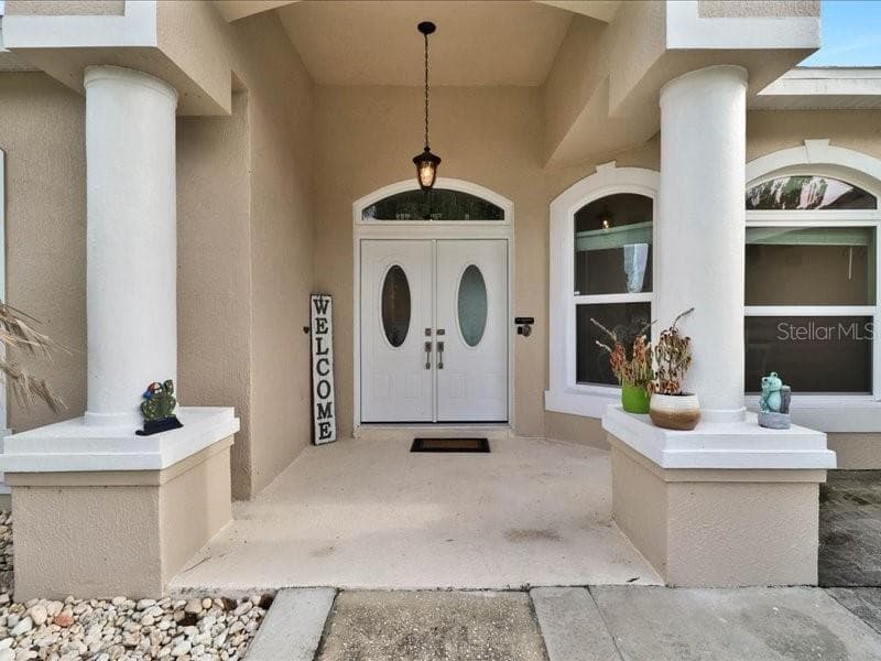 Front Door with plenty of space for sitting space - 247 WESTWIND DR, DAVENPORT