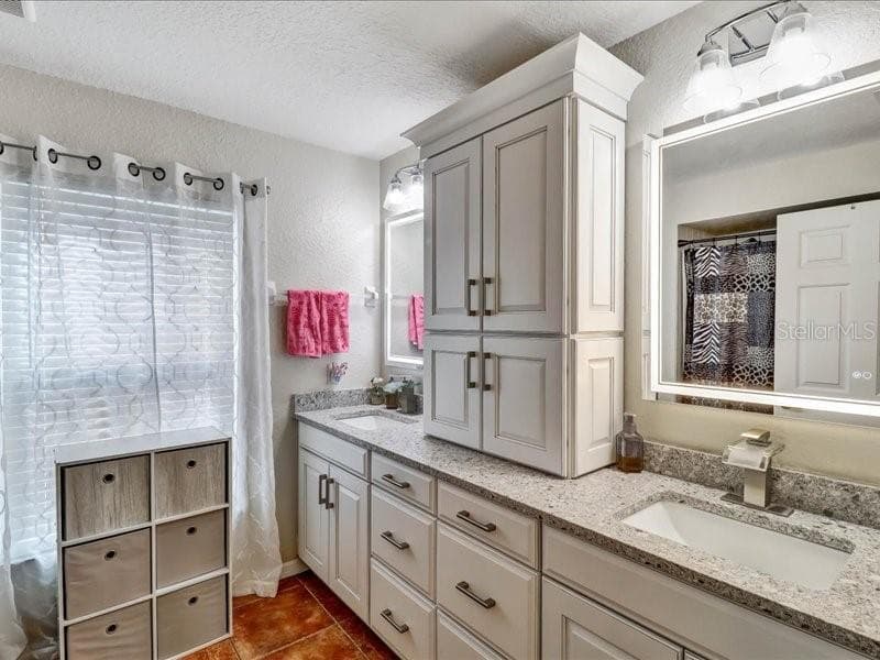 Secondary Bathroom - 247 WESTWIND DR, DAVENPORT