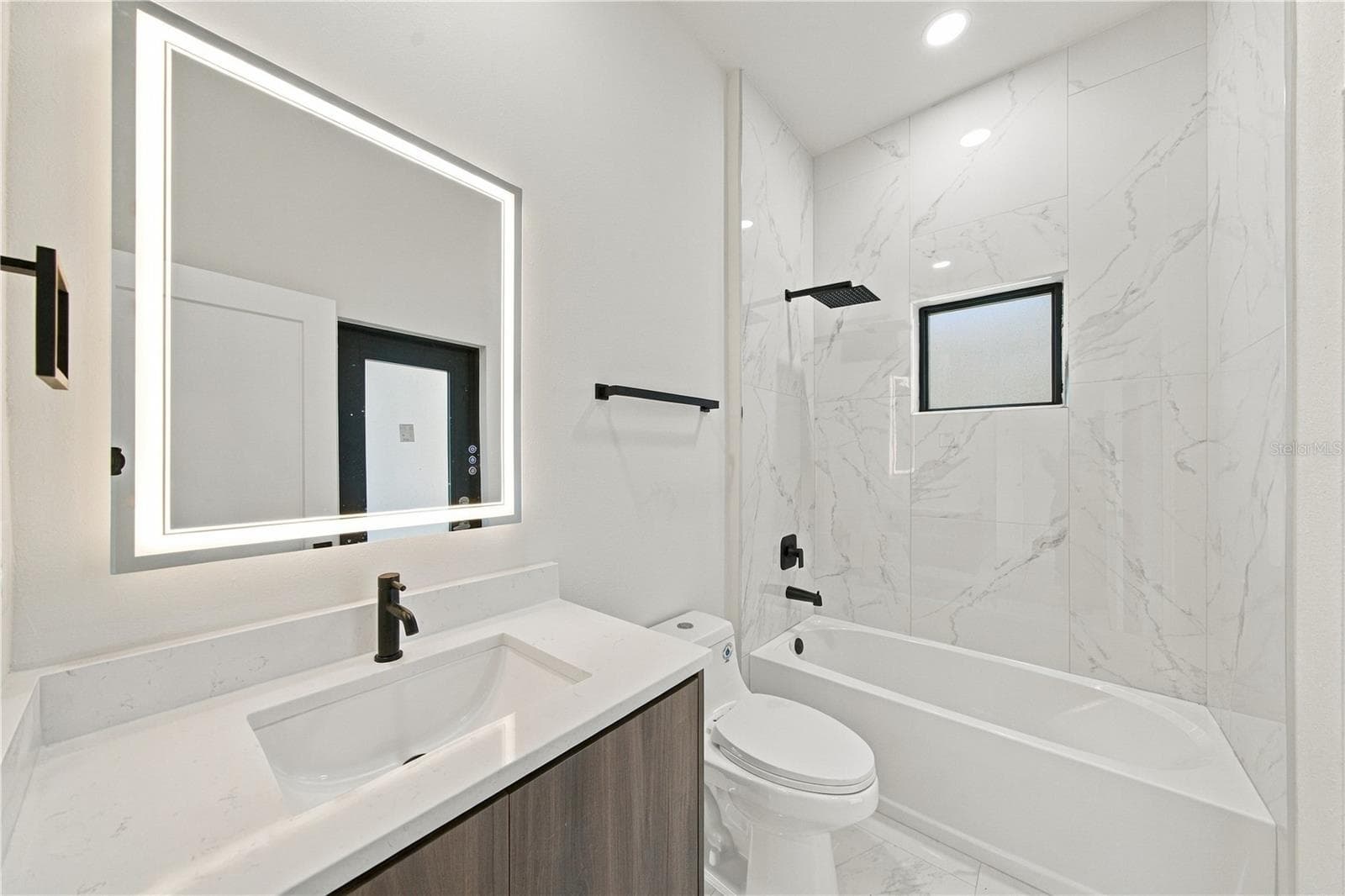 2nd Bath with Tub and custom lighting - 7511 BLUTTER RD, NORTH PORT