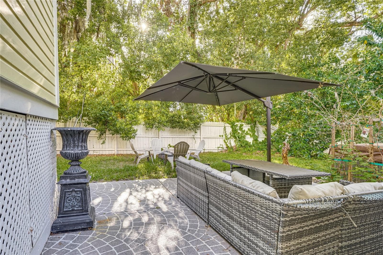 Outdoor Seating Area - 743 E FORT KING ST, OCALA
