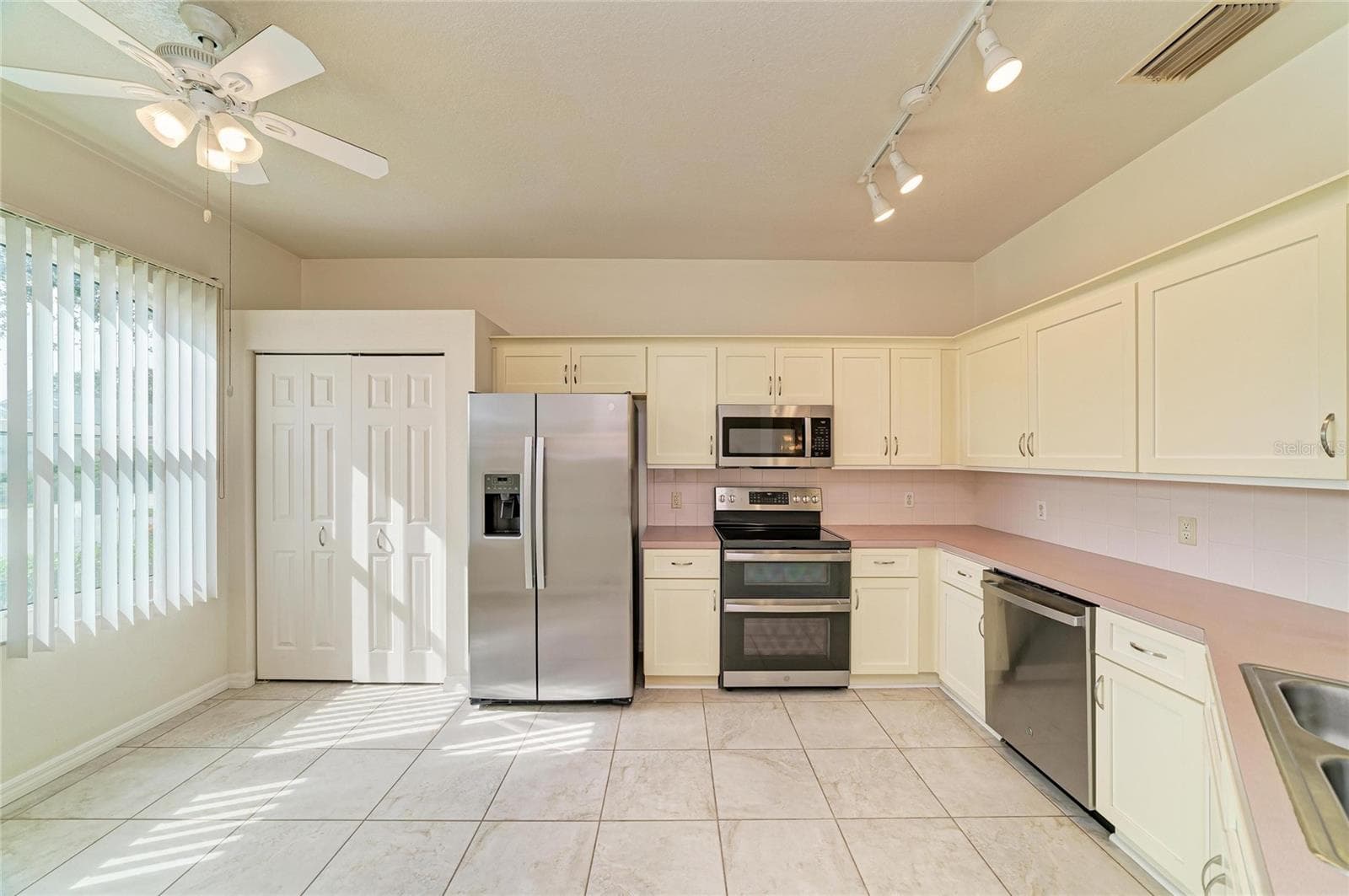 Eat in space in the kitchen. - 1101 CANE MILL LN, BRADENTON