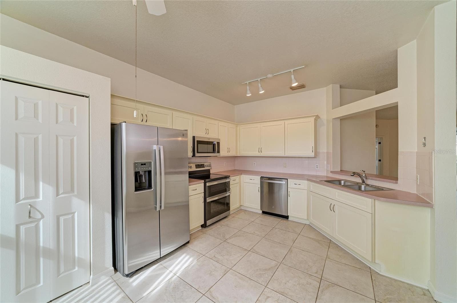 Passthrough to the dining/living area - 1101 CANE MILL LN, BRADENTON