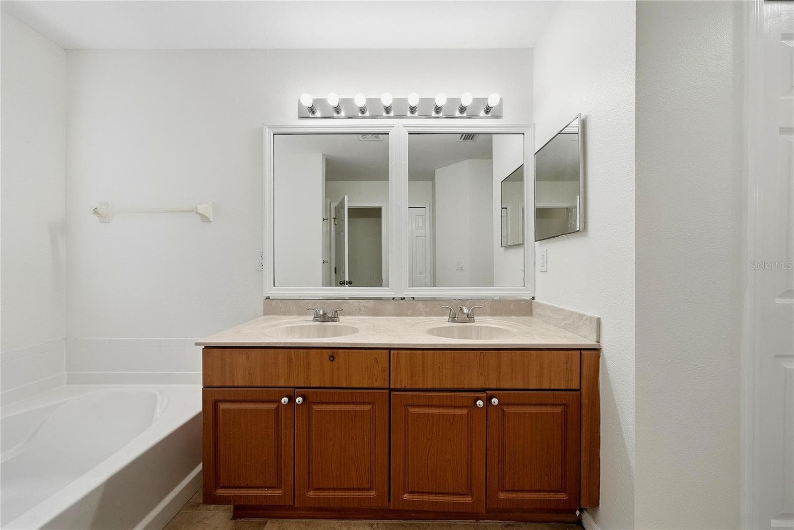 Single Family Residence at 11441 CRESTLAKE VILLAGE, RIVERVIEW, photo 24 of 32