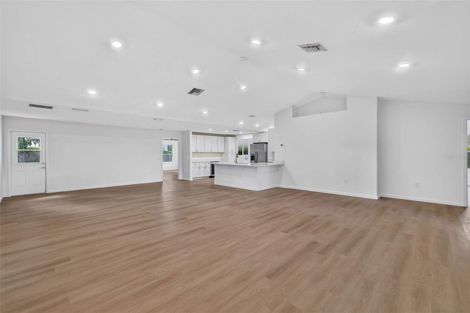 OPEN FLOOR PLAN WITH VAULTED CEILINGS - 11041 SE 174TH LOOP, SUMMERFIELD