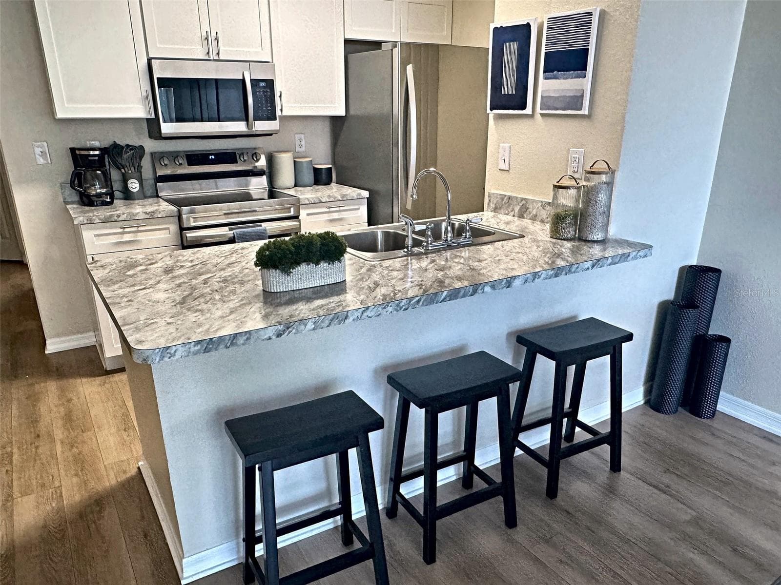 Kitchen & Breakfast Bar - 2717 N POINCIANA BLVD #172, KISSIMMEE