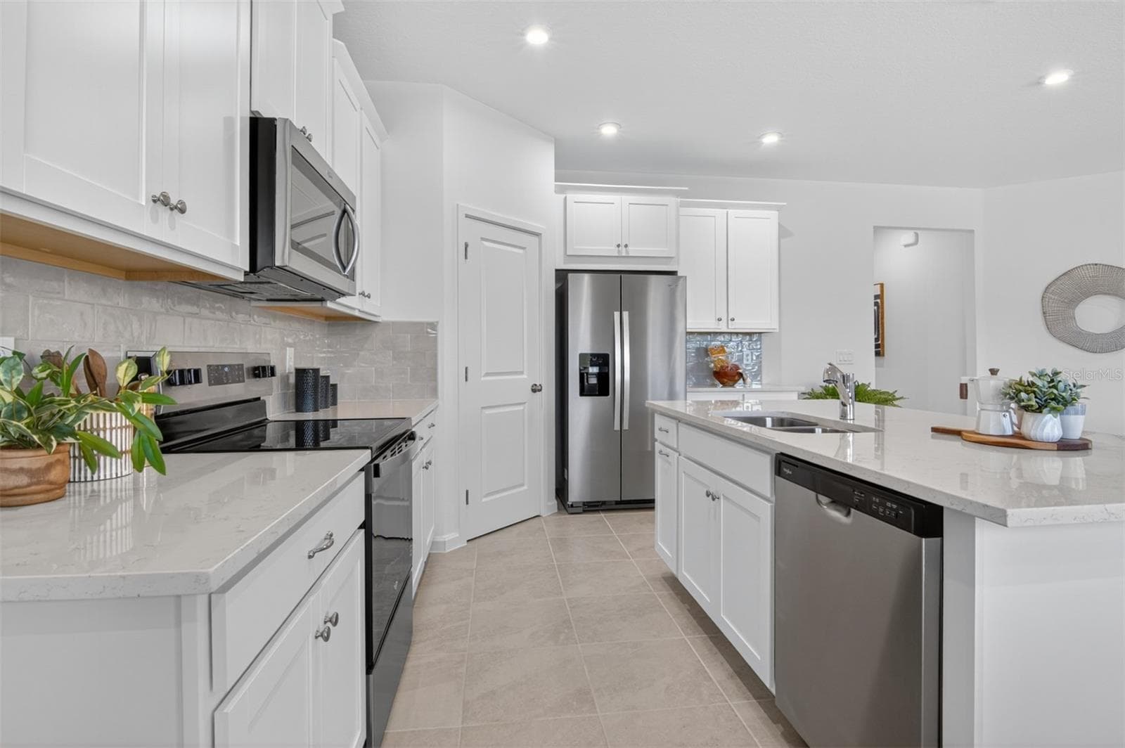 Cascades Kitchen - 209 LONG WAVE WAY, GROVELAND