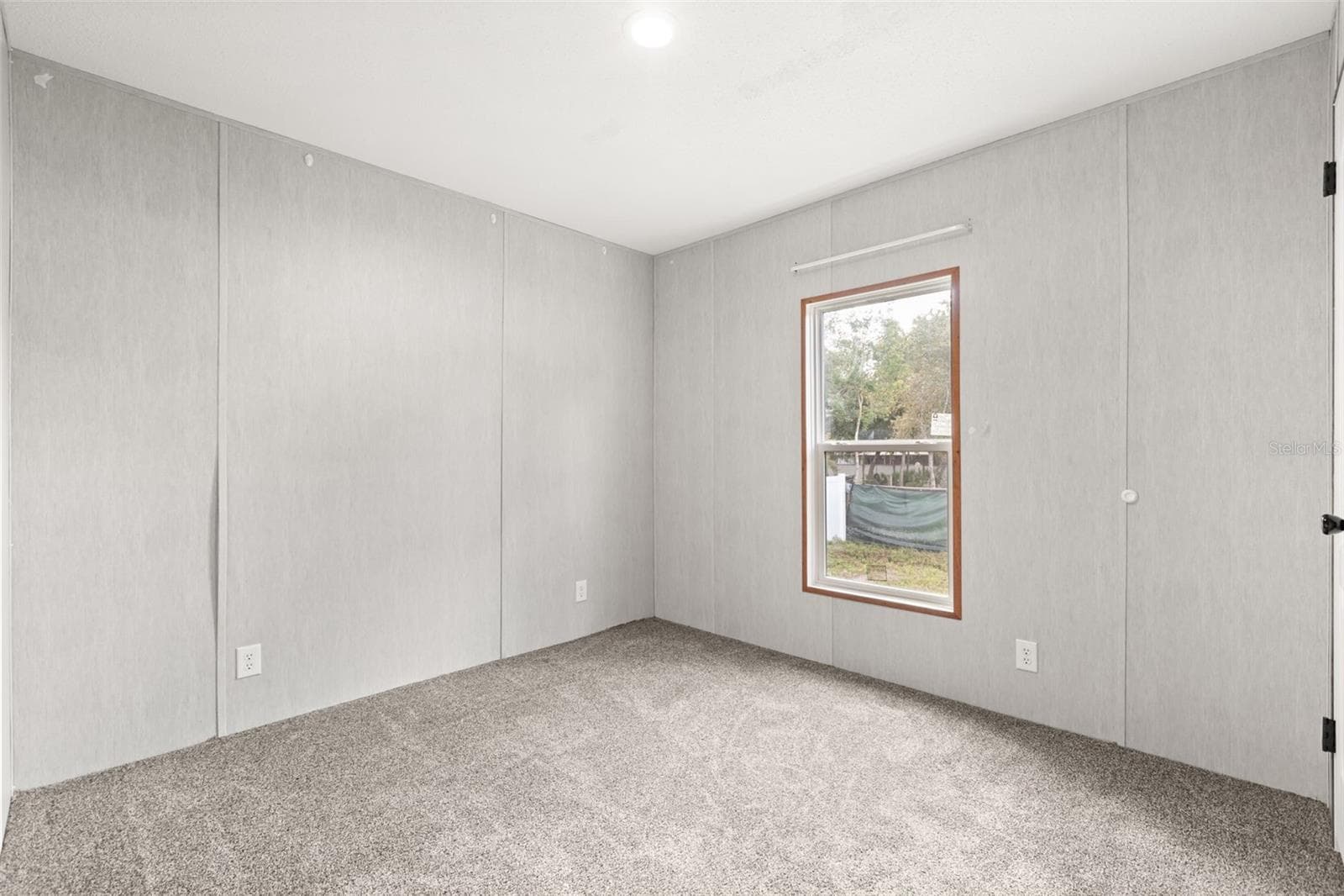Manufactured Home at 45516 MAGNOLIA ST, PAISLEY, photo 9 of 18