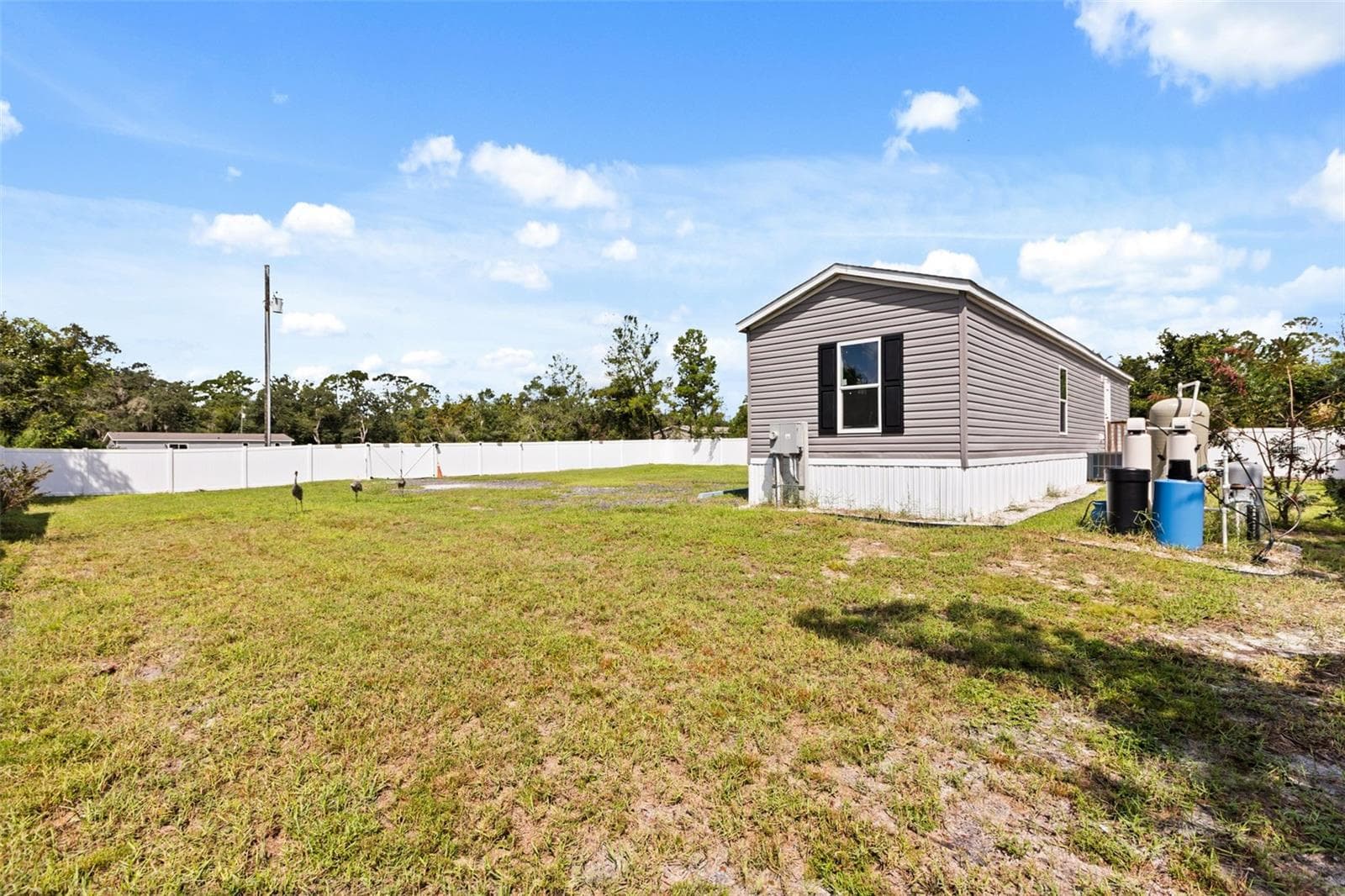 Manufactured Home at 45516 MAGNOLIA ST, PAISLEY, photo 15 of 18
