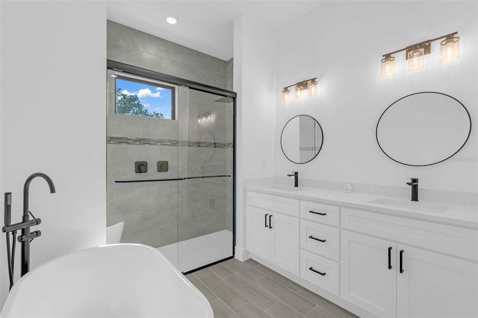 master bathroom - 15085 SW 50TH AVENUE RD, OCALA