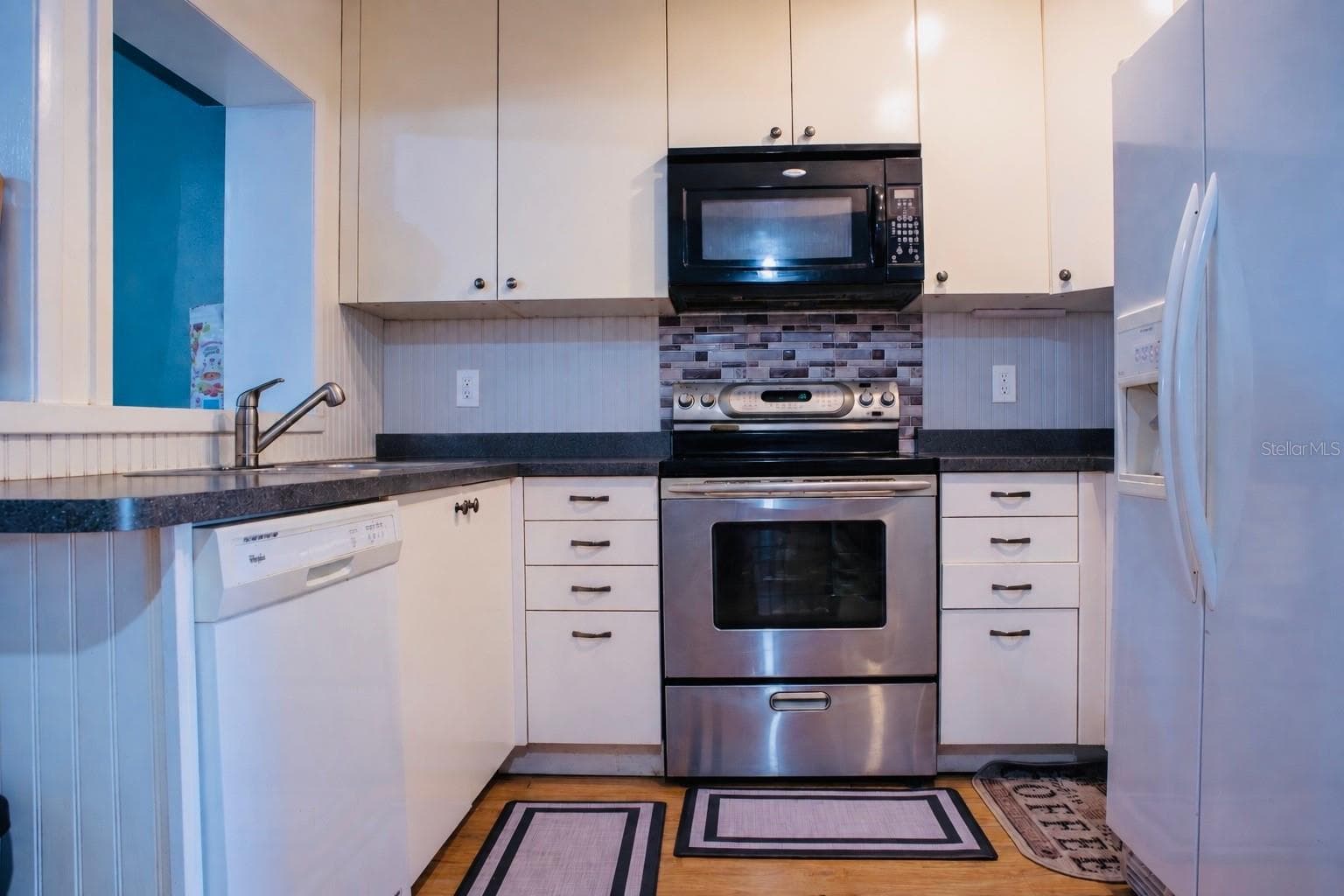 Single Family Residence at 6044 FAUNA LN, APOLLO BEACH, photo 2 of 4