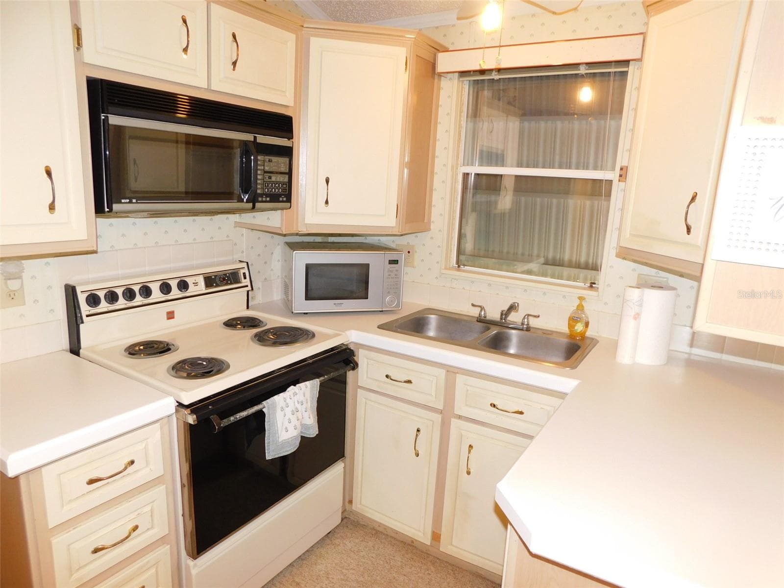 Manufactured Home at 7739 BLUFF BLVD #121, ZOLFO SPRINGS, photo 9 of 32