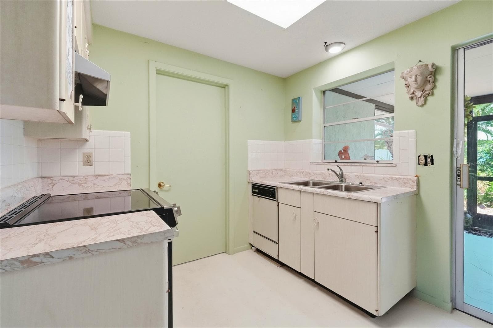Single Family Residence at 437 BEACH PARK BLVD, VENICE, photo 16 of 33