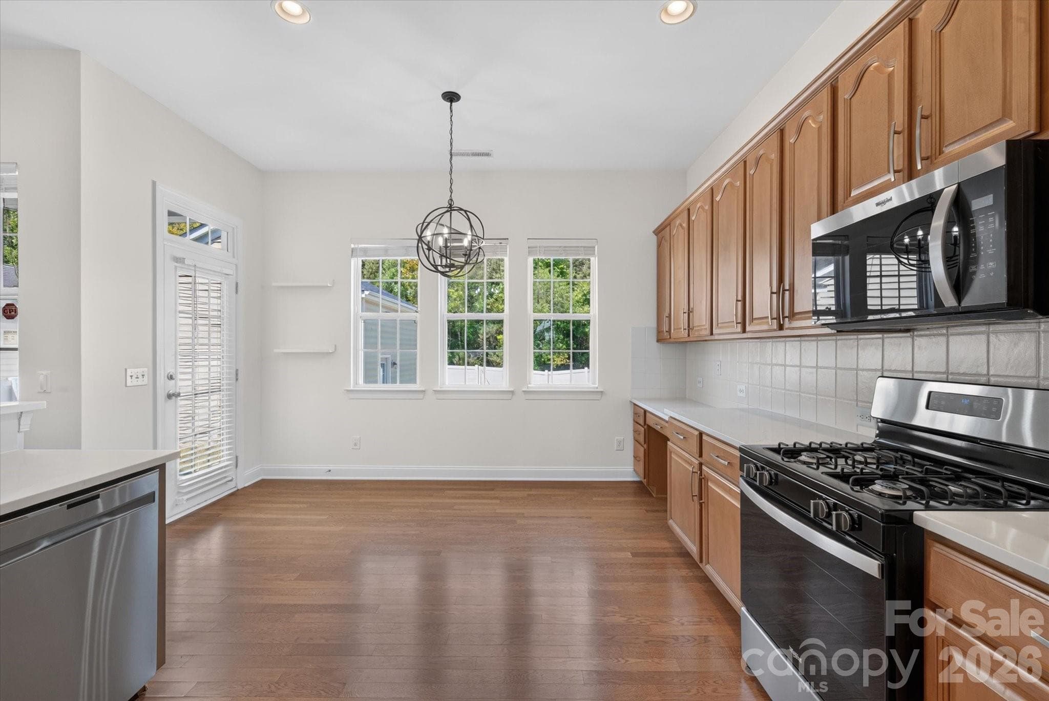 New gas stove - 10431 Alvarado Way, Charlotte