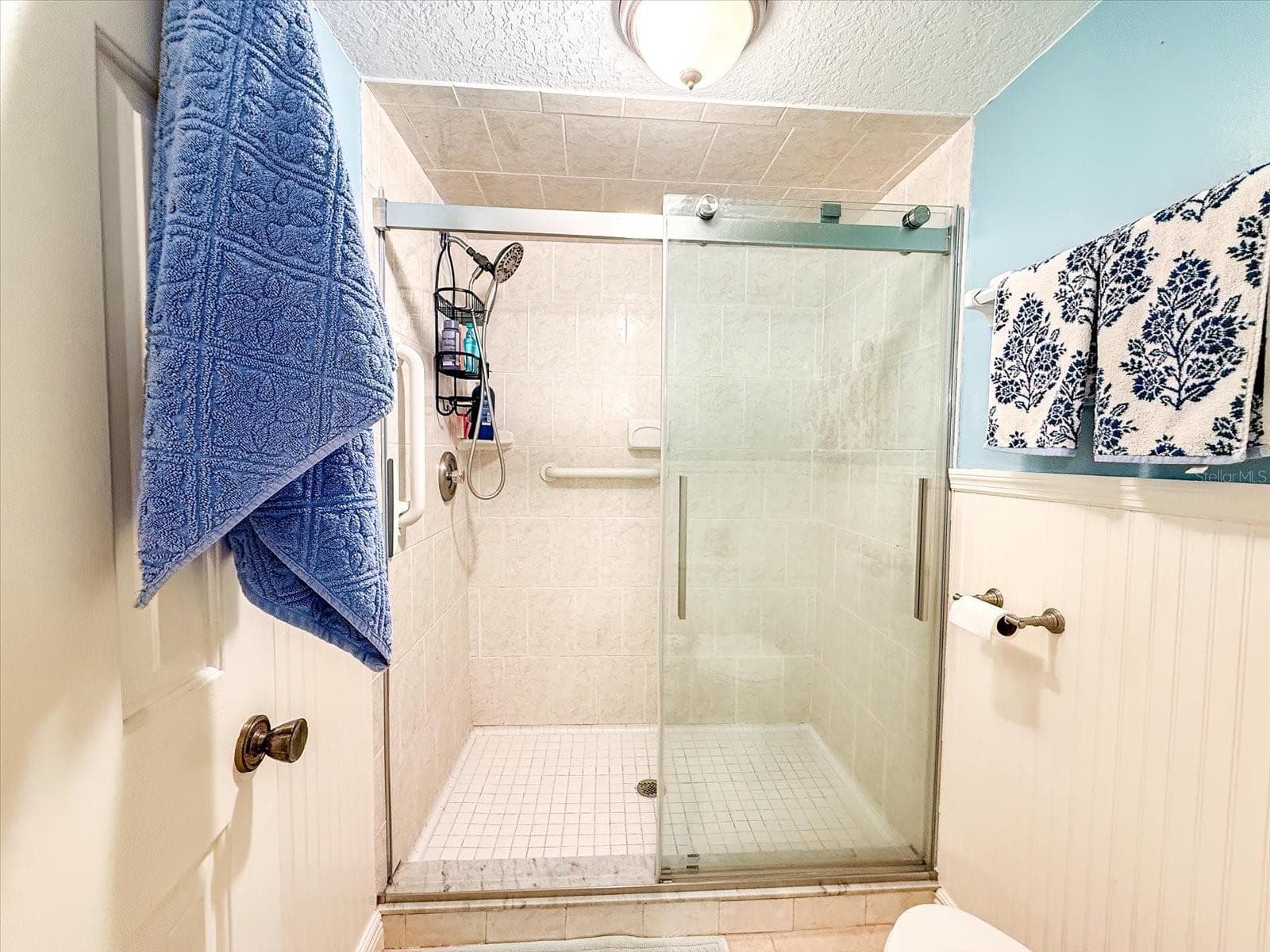 Walk-in shower in primary bath - 116 PARTRIDGE CIR, WINTER SPRINGS