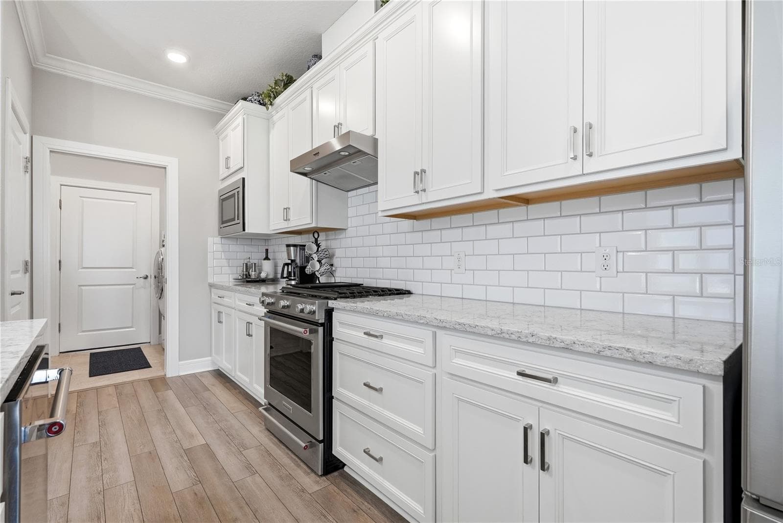 Enjoy cooking with a 5 burner gas stove. Cabinetry has easy pull out shelving. - 5535 BLUE CRUSH BND, LAND O LAKES