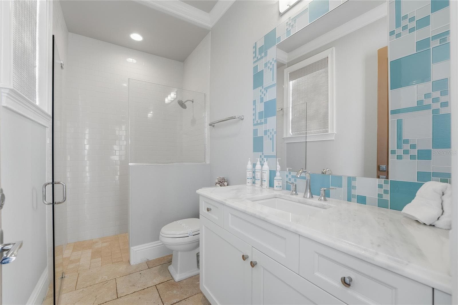Pool Bathroom - 971 GOLDEN BEAR DR, REUNION