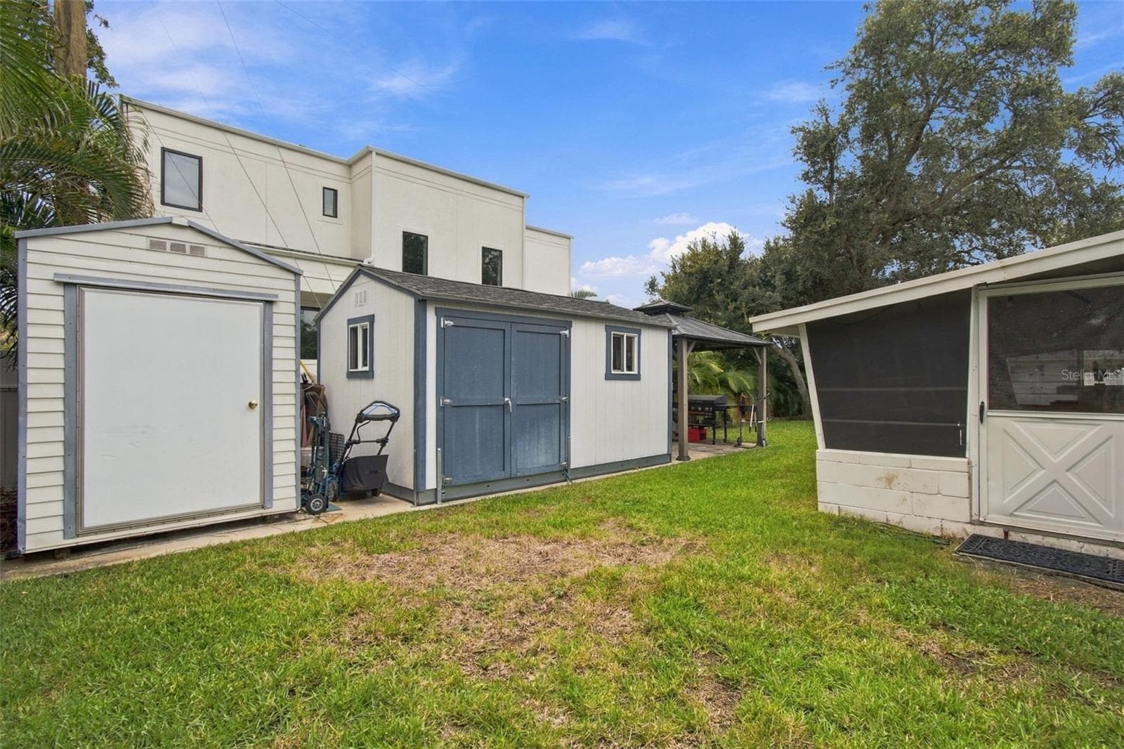 Plenty of extra storage out back plus workshoop and covered BBQ area - 4501 TRASK ST, TAMPA