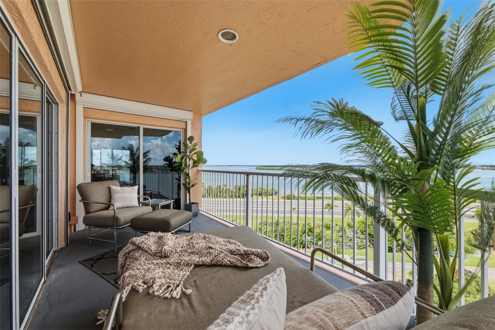 Condominium at 7430 SUNSHINE SKYWAY LN S #901, ST PETERSBURG, photo 15 of 68
