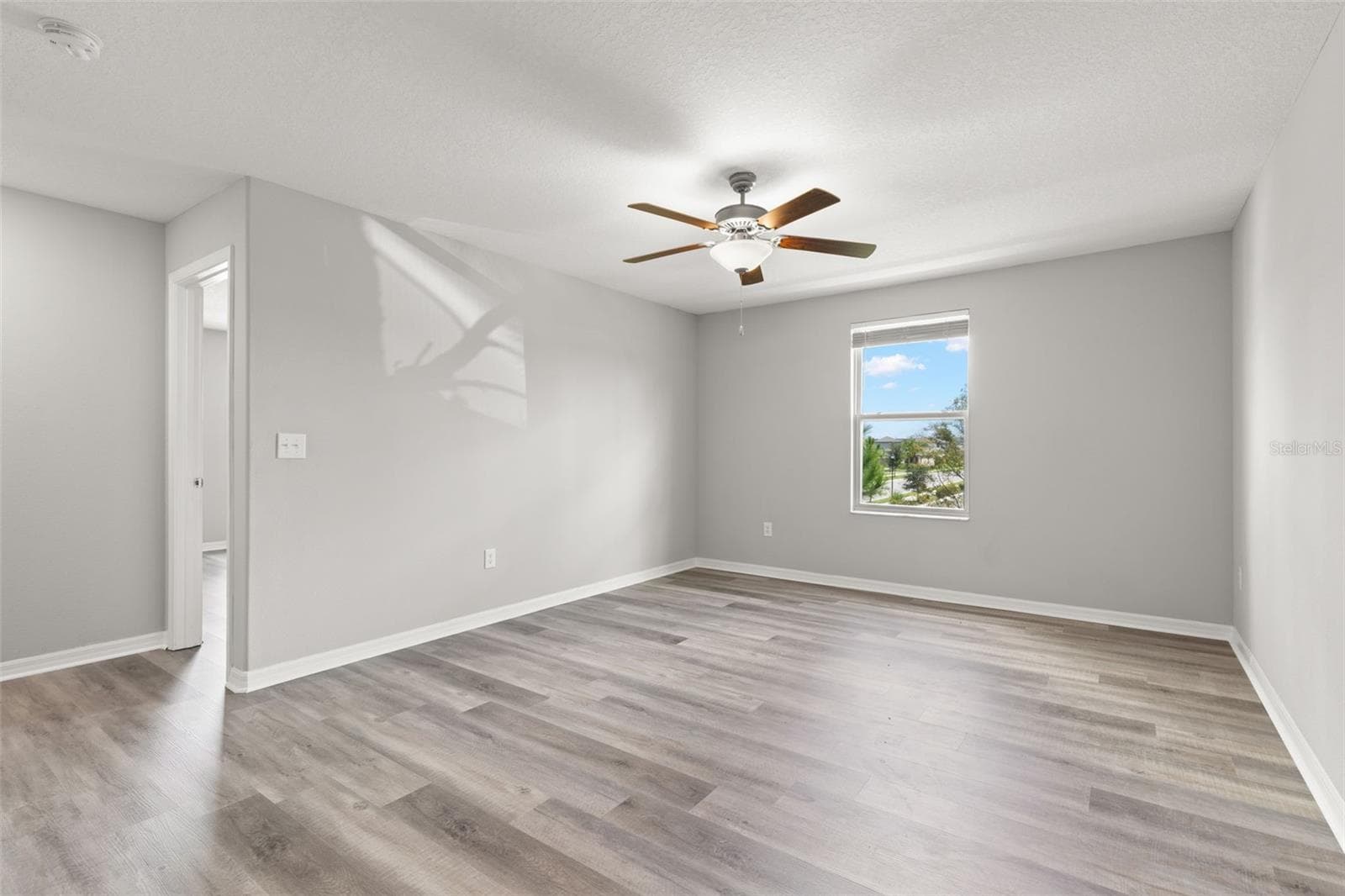 The spacious upstairs loft adds a second living area with newly replaced laminate flooring, fresh neutral paint and plenty of room for a media space, playroom, home office or casual gathering area. - 5061 WHITE CHICORY DR, APOLLO BEACH